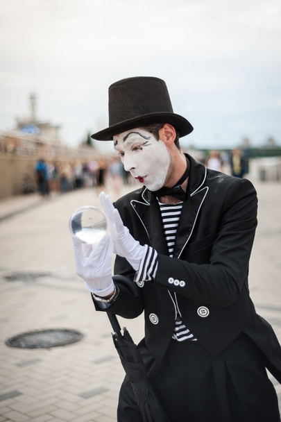 Mime on the street waiting to meet with his lover - Photo, Image