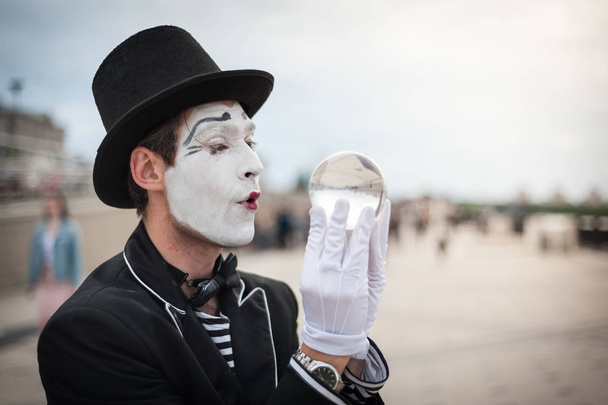 Mime on the street waiting to meet with his lover - Photo, Image