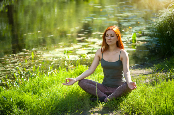 日没時に瞑想するヨガの女性。における瞑想の女性モデル  - 写真・画像