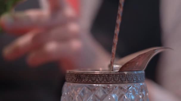 Джентльмен Бармен готує склянку віскі з кулястим льодом, крижаною цвіллю
 - Кадри, відео