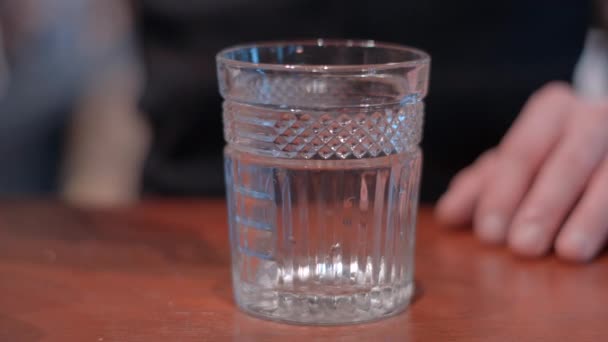 Caballero barman preparando un vaso de whisky con hielo de esfera, molde de hielo
 - Metraje, vídeo