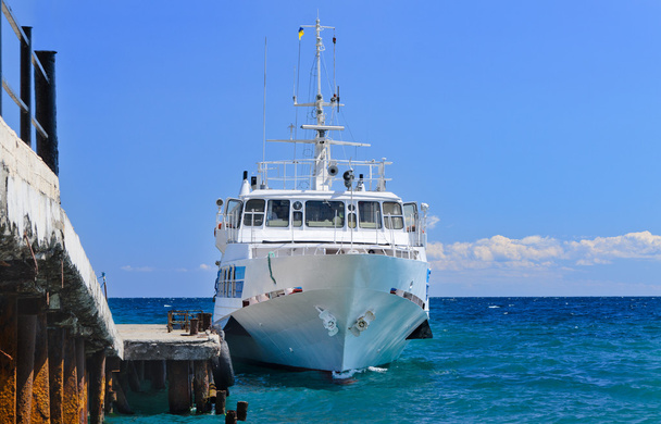 Komppal vagy turisztikai cruiser mellett egy dokk - Fotó, kép