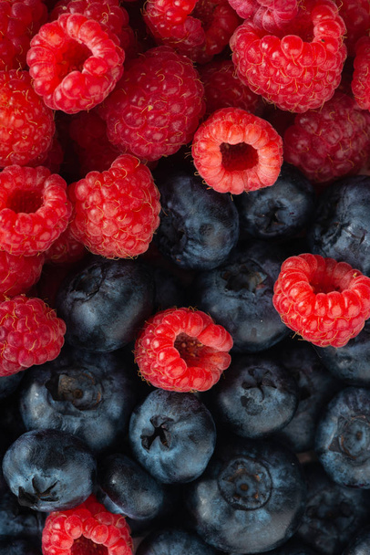 Fresh blueberries and raspberries, close u - Φωτογραφία, εικόνα