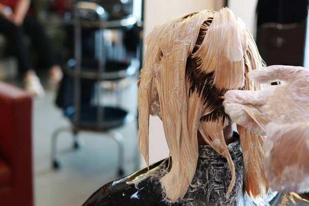 обесцвечивание волос в горизонтальном виде сзади
 - Фото, изображение