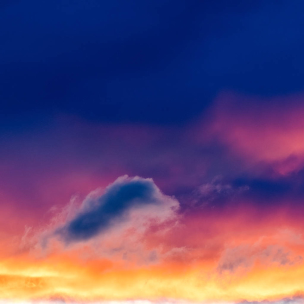 bunte Sonnenuntergangswolken - rot, orange, rosa, gelb, blau - Foto, Bild