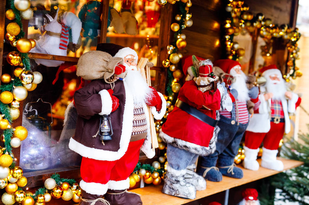 mercado de Navidad en Alemania linda Santa Clause llamado Weihnachtsmann en decoración alemana, regalos, bolas de árbol de Navidad e iluminación para la venta
 - Foto, imagen