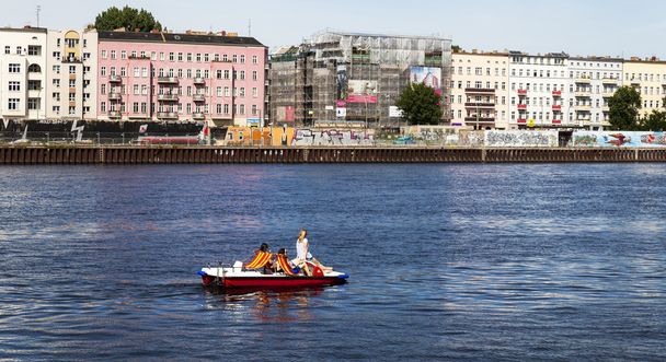 młodych kobiet jazdy pedał łodzi nad brzegiem rzeki Sprewy w dzielnicy berlin mitte - Zdjęcie, obraz
