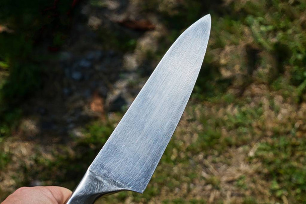 šedý ostří velkého nože v ruce - Fotografie, Obrázek