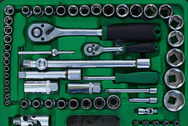 conjunto de herramientas de hierro gris en una caja de plástico verde
 - Foto, imagen
