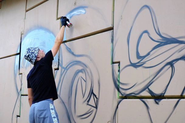  Lublin, Polônia 08 / 04 / 2019 graffiti pintura artista durante o stree
 - Foto, Imagem