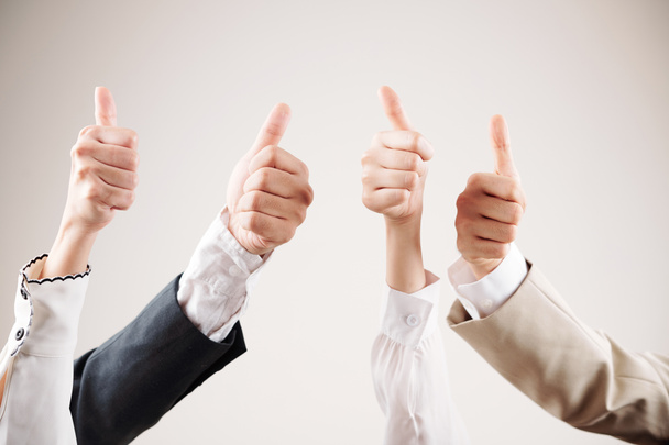 Close-up de grupo de empresários mostrando polegares para cima e satisfeito de seu trabalho isolado em fundo branco
 - Foto, Imagem