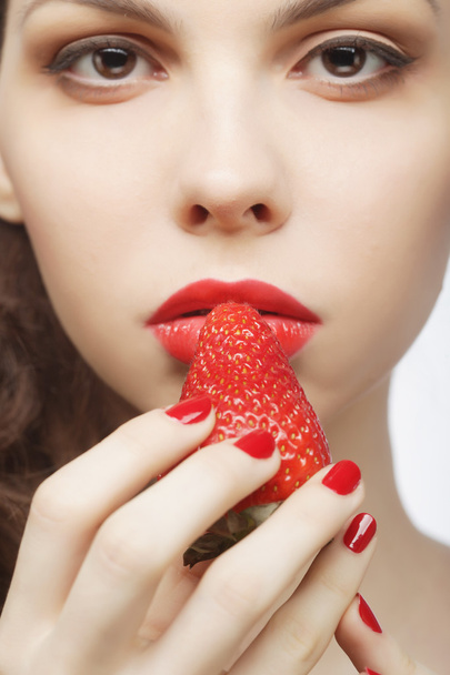 σέξι κυρία κρατώντας μια χυμώδης φράουλα - Φωτογραφία, εικόνα