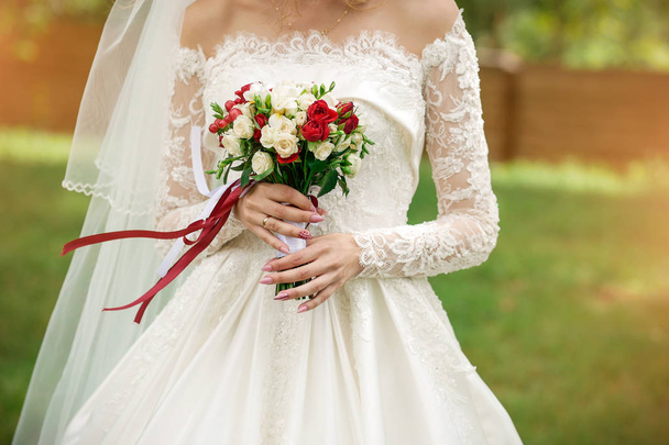 wedding bouquet in the hands of the bride close-up - Fotó, kép