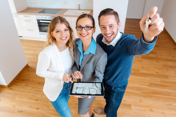 Corretor imobiliário vendendo ou alugando casa para um casal
 - Foto, Imagem