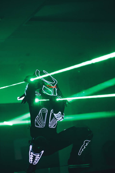 Krasnoyarsk, Russian Federation, 8 September 2017. The artist performs with a laser show in a predator costume - Fotoğraf, Görsel