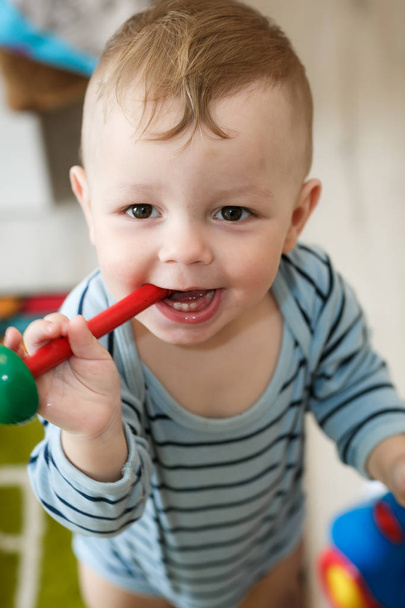 おもちゃを噛む小さな男の子 - 写真・画像