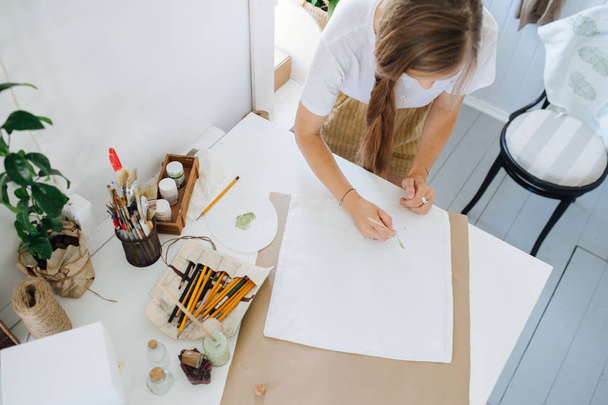 young girl draws standing at a table in a creative workshop - Foto, imagen
