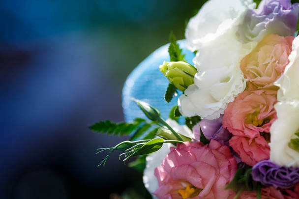 ユーストマとバラの花束クローズアップ - 写真・画像