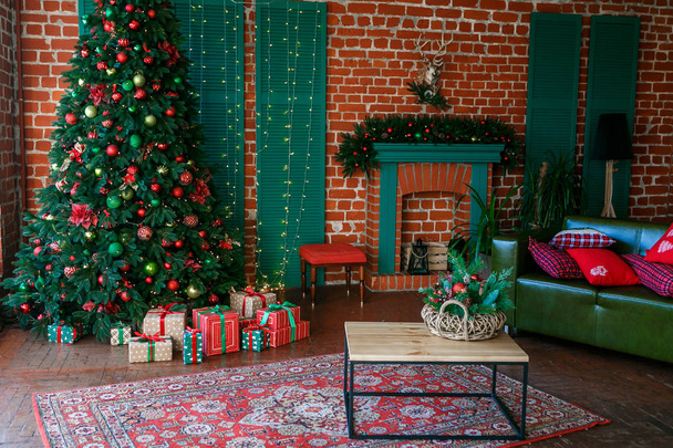 Εικόνα από καμινάδα και παρασημοφορημένο χριστουγεννιάτικο δέντρο με δώρο. Χριστουγεννιάτικο εσωτερικό. - Φωτογραφία, εικόνα