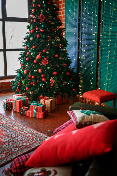 Εικόνα από καμινάδα και παρασημοφορημένο χριστουγεννιάτικο δέντρο με δώρο. Χριστουγεννιάτικο εσωτερικό. - Φωτογραφία, εικόνα