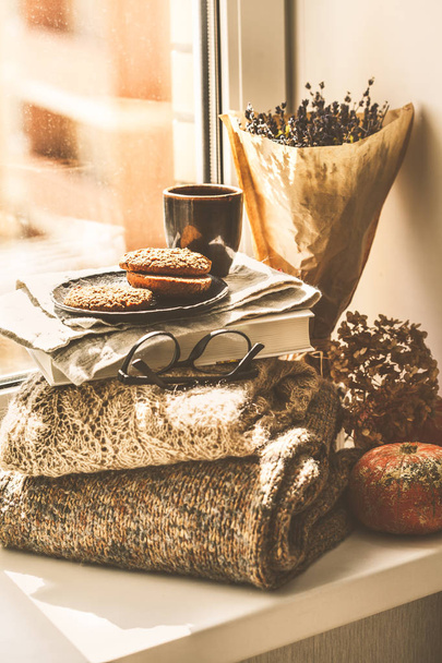 Autumn window sill background with books, coffee and cookies. - Foto, afbeelding