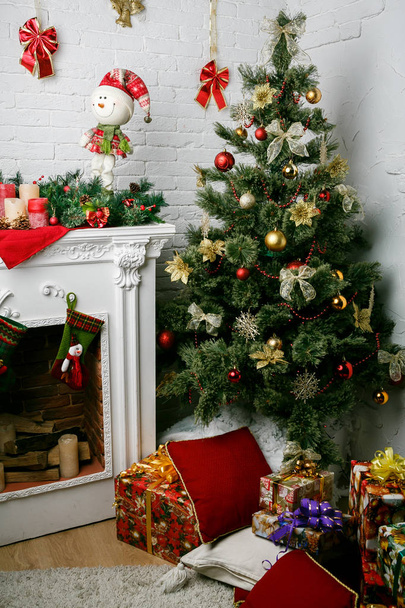 Εικόνα των καπνοδόχων και στολισμένο χριστουγεννιάτικο δέντρο με δώρο - Φωτογραφία, εικόνα