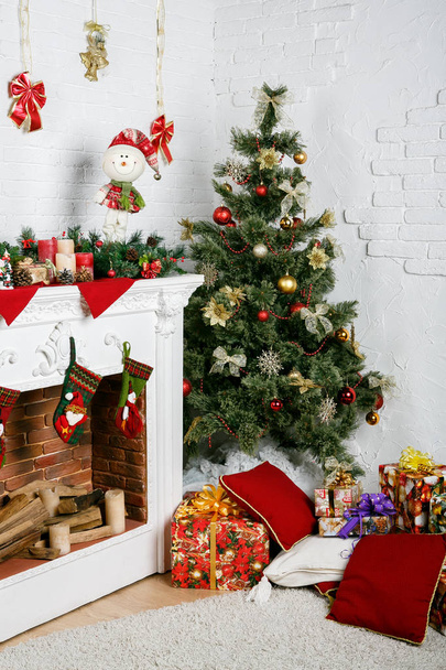 Bild von Schornstein und geschmücktem Weihnachtsbaum mit Geschenk - Foto, Bild