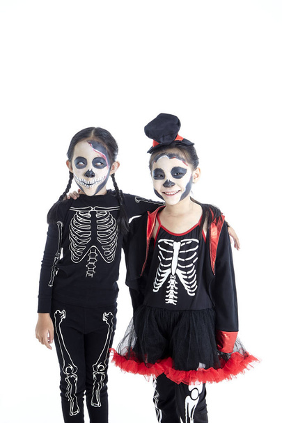 Asiático crianças com pintura facial e trajes de Halloween
 - Foto, Imagem