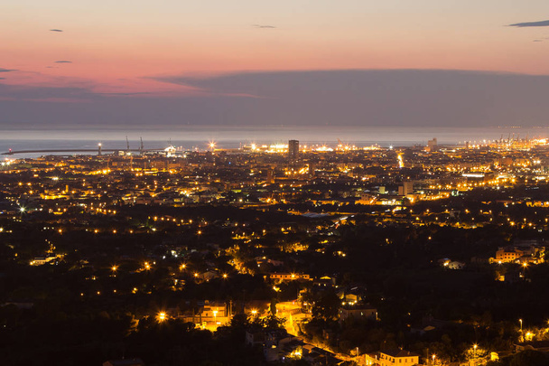 Luftaufnahme der Stadt Livorno in der Toskana in der Abenddämmerung - Foto, Bild