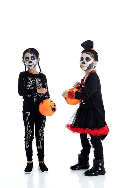 Ázsiai gyerekek a Face-Paint és a Halloween jelmez - Fotó, kép