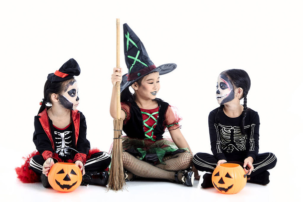 Halloween party with asian group children - Foto, imagen