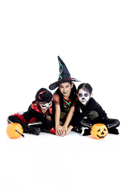 Fiesta de Halloween con los niños del grupo asiático
 - Foto, imagen