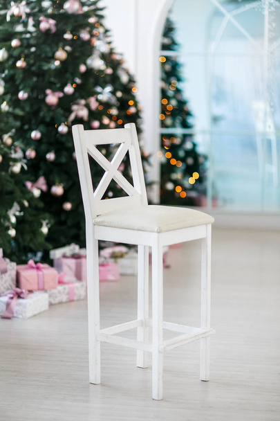 karácsonyfa háttér fehér szék - Fotó, kép