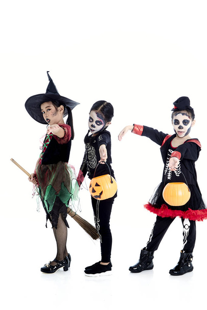 Хэллоуин с группой детей
 - Фото, изображение