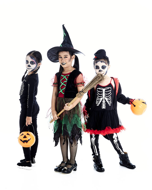 Halloween feest met Aziatische groep kinderen - Foto, afbeelding