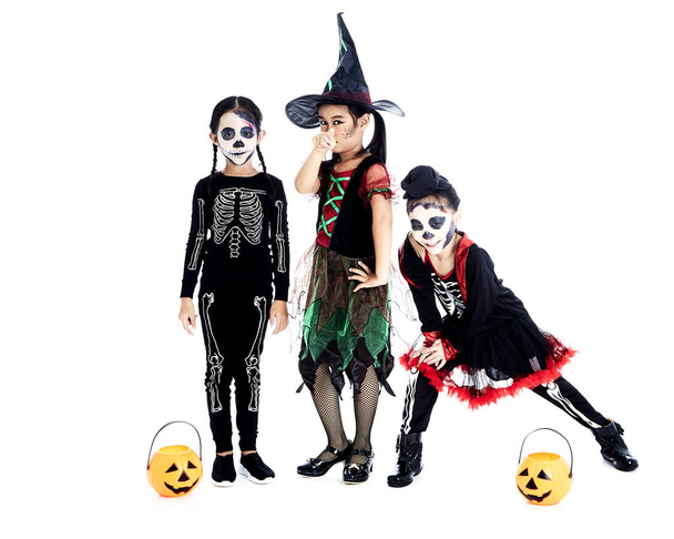 Хеллоуїн вечірка з азіатськими дітьми групи
 - Фото, зображення