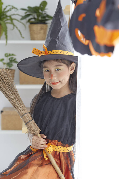 Niña feliz disfrazada de bruja a Halloween
 - Foto, imagen