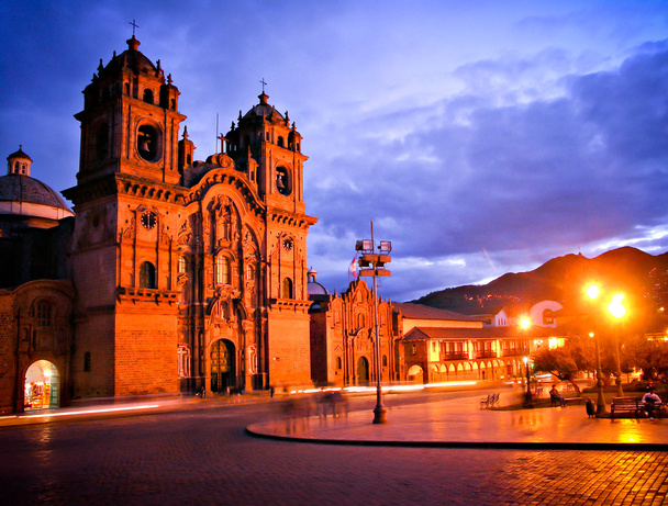 Catedral em Cusco à noite
 - Foto, Imagem