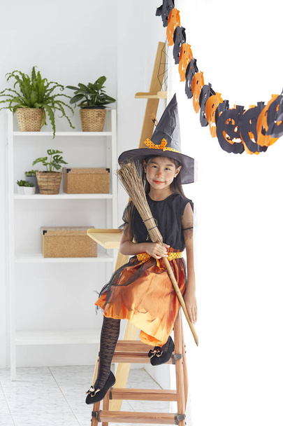 Niña feliz disfrazada de bruja a Halloween
 - Foto, Imagen