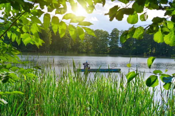 湖でボートで根っからの漁師。夏の釣り - 写真・画像