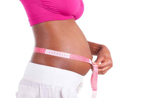 junge schwangere schwarze Frau misst ihren Bauch - Afrikaner - Foto, Bild