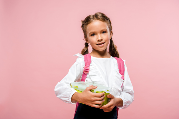 boldog gyerek gazdaság ebéd dobozt, és mosolyogva rózsaszín  - Fotó, kép