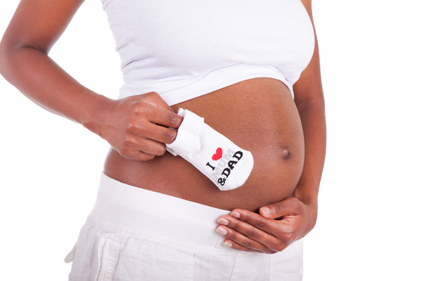 Mujer negra embarazada joven tocándose el vientre - gente africana
 - Foto, imagen