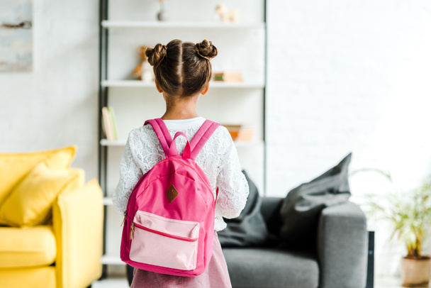 vissza véve aranyos iskolás állva rózsaszín hátizsák otthon - Fotó, kép