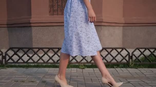 modelo europeo delgado en vestido azul de moda camina por la calle
 - Metraje, vídeo