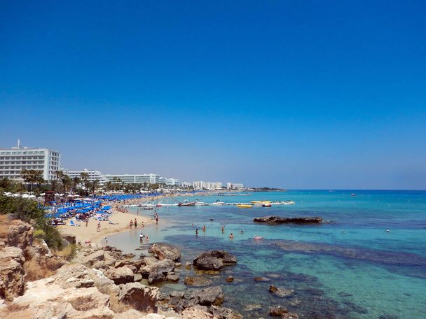 Widok na morze na plaży, słoneczny dzień na Protarasie, Cypr - Zdjęcie, obraz