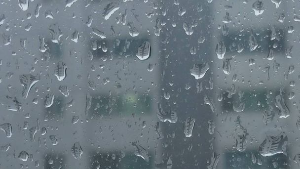 gotas de lluvia en las ventanas en un día lluvioso
 - Foto, imagen