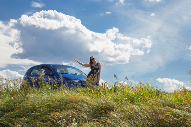 Жінка стоїть біля машини
 - Фото, зображення