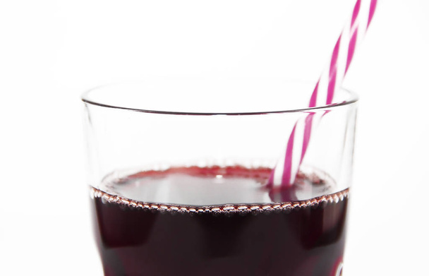 taza de vidrio con jugo de cereza de fruta roja y una lata de bebida
 - Foto, Imagen