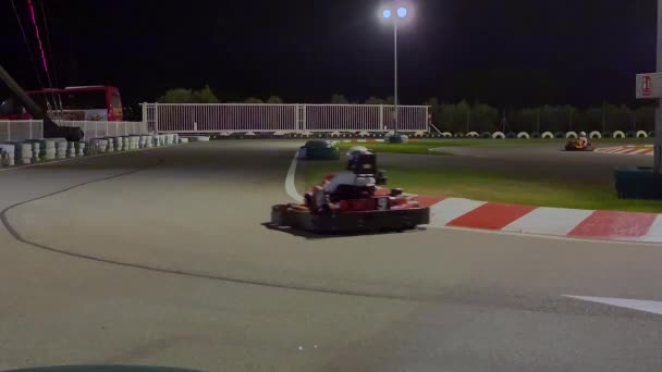 carreras de karts en una pista de carreras por la noche
  - Metraje, vídeo